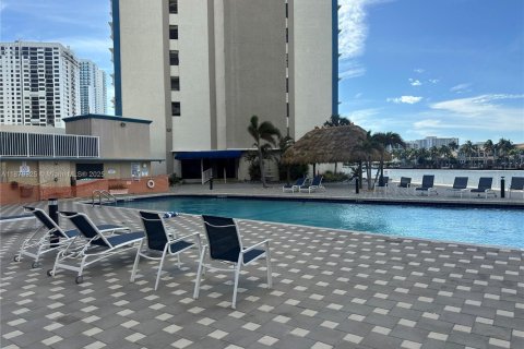 Condominio en alquiler en Hollywood, Florida, 2 dormitorios, 119.57 m2 № 1896262 - foto 7