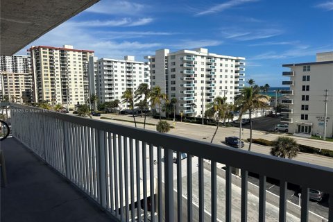 Condominio en alquiler en Hollywood, Florida, 2 dormitorios, 119.57 m2 № 1896262 - foto 17