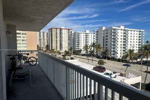 Condominio en alquiler en Hollywood, Florida, 2 dormitorios, 119.57 m2 № 1896262 - foto 19