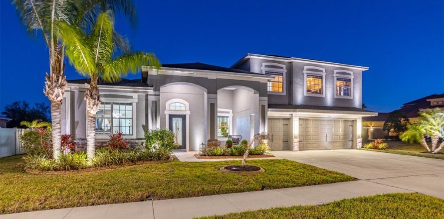 House in Ruskin, Florida 4 bedrooms, 363.99 sq.m. № 2155437