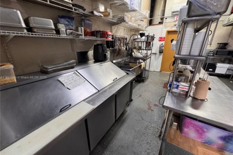 Commercial property in Hialeah, Florida № 1834258 - photo 14