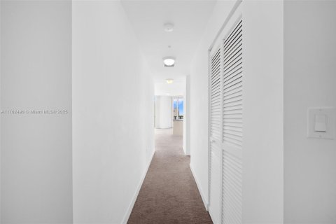 Condo in Miami, Florida, 2 bedrooms  № 2022811 - photo 2