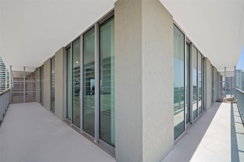 Condo in Miami, Florida, 2 bedrooms  № 2022811 - photo 19