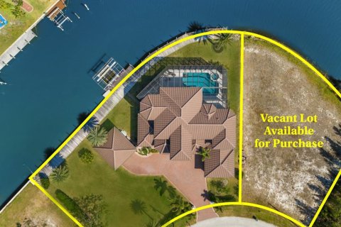 House in Port Charlotte, Florida 4 bedrooms, 483.65 sq.m. № 1662850 - photo 6