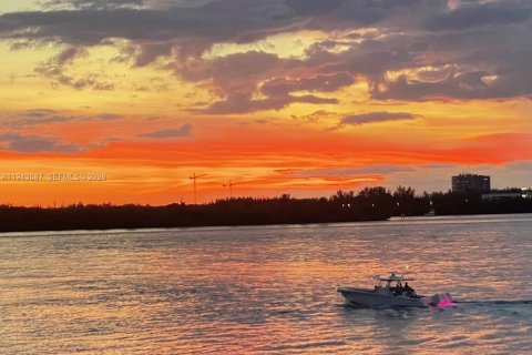 Condo in Bal Harbour, Florida, 2 bedrooms  № 1999432 - photo 5