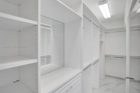 Condo in Bal Harbour, Florida, 2 bedrooms  № 1999432 - photo 10