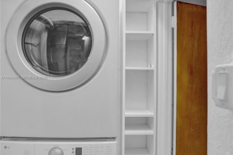 Condo in Bal Harbour, Florida, 2 bedrooms  № 1999432 - photo 12