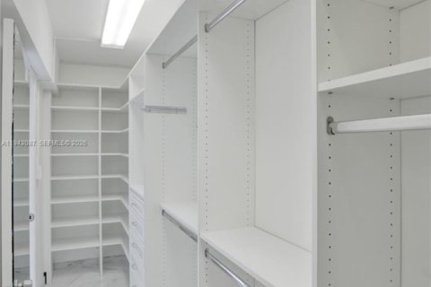 Condo in Bal Harbour, Florida, 2 bedrooms  № 1999432 - photo 11