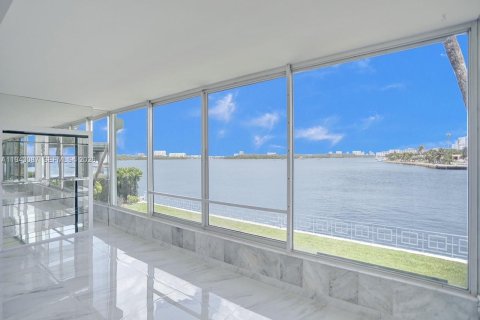Condo in Bal Harbour, Florida, 2 bedrooms  № 1999432 - photo 2