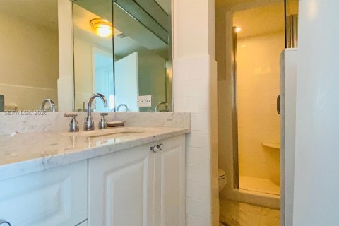 Condo in Bal Harbour, Florida, 2 bedrooms  № 1999432 - photo 15