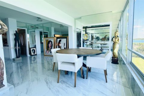 Condo in Bal Harbour, Florida, 2 bedrooms  № 1999432 - photo 22