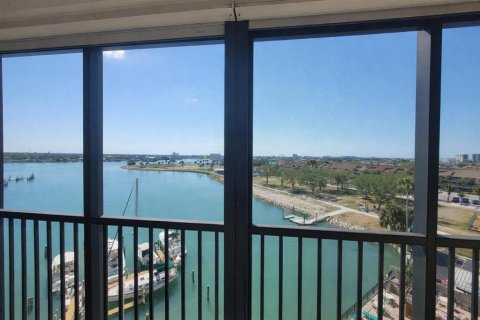 Condo in Treasure Island, Florida, 2 bedrooms  № 2225278 - photo 14