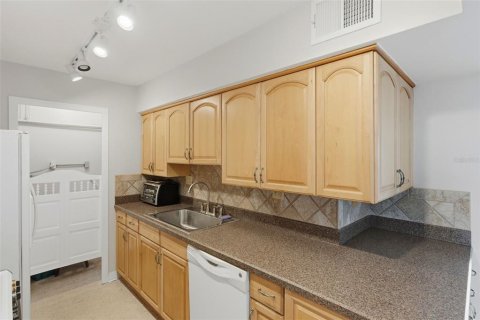 Condo in Treasure Island, Florida, 2 bedrooms  № 2225278 - photo 30