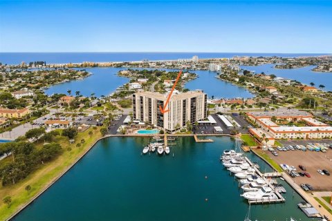 Condo in Treasure Island, Florida, 2 bedrooms  № 2225278 - photo 3