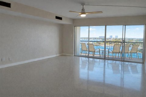 Condo in Treasure Island, Florida, 2 bedrooms  № 2225278 - photo 21