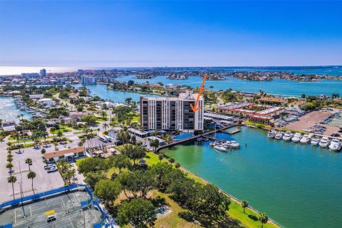Condo in Treasure Island, Florida, 2 bedrooms № 2225278