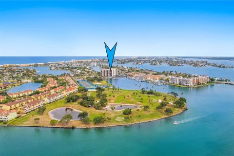 Condo in Treasure Island, Florida, 2 bedrooms  № 2225278 - photo 5