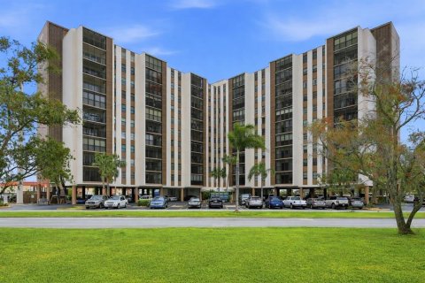Condo in Treasure Island, Florida, 2 bedrooms  № 2225278 - photo 2