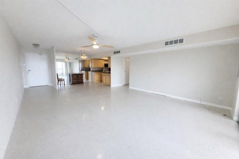 Condo in Treasure Island, Florida, 2 bedrooms  № 2225278 - photo 18