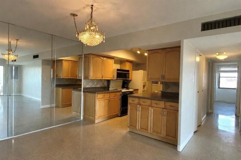 Condo in Treasure Island, Florida, 2 bedrooms  № 2225278 - photo 23
