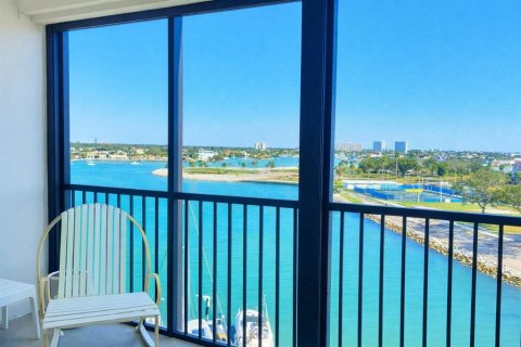 Condo in Treasure Island, Florida, 2 bedrooms  № 2225278 - photo 12