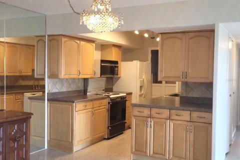 Condo in Treasure Island, Florida, 2 bedrooms  № 2225278 - photo 24