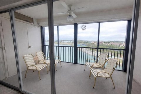 Condo in Treasure Island, Florida, 2 bedrooms  № 2225278 - photo 16