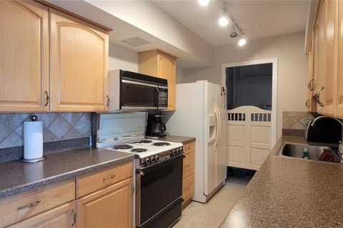Condo in Treasure Island, Florida, 2 bedrooms  № 2225278 - photo 28