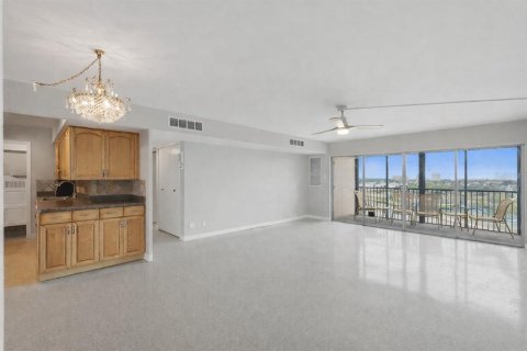 Condo in Treasure Island, Florida, 2 bedrooms  № 2225278 - photo 22