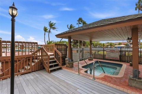Condo in Treasure Island, Florida, 2 bedrooms  № 2225278 - photo 10