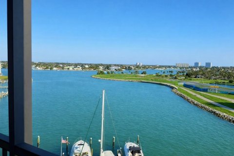 Condo in Treasure Island, Florida, 2 bedrooms  № 2225278 - photo 13