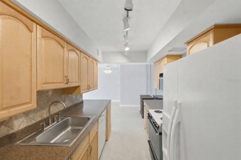 Condo in Treasure Island, Florida, 2 bedrooms  № 2225278 - photo 26