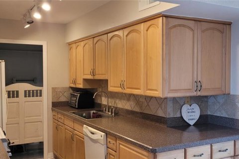 Condo in Treasure Island, Florida, 2 bedrooms  № 2225278 - photo 27