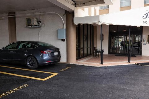 Condo in Treasure Island, Florida, 2 bedrooms  № 2225278 - photo 8