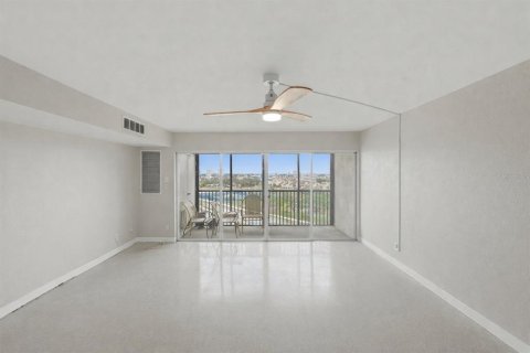 Condo in Treasure Island, Florida, 2 bedrooms  № 2225278 - photo 20
