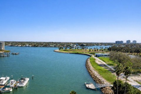 Condo in Treasure Island, Florida, 2 bedrooms  № 2225278 - photo 15