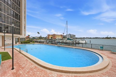 Condo in Treasure Island, Florida, 2 bedrooms  № 2225278 - photo 11