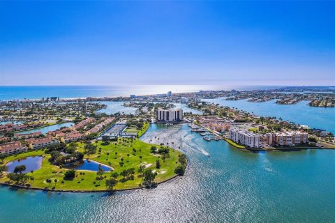Condo in Treasure Island, Florida, 2 bedrooms  № 2225278 - photo 4