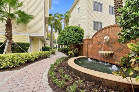 Adosado en venta en Tampa, Florida, 4 dormitorios, 211.91 m2 № 2321626 - foto 4