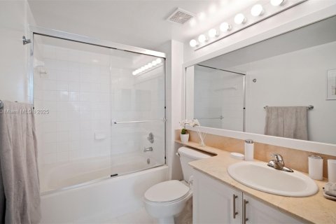 Купить кондоминиум в Майами, Флорида 2 спальни, 105.91м2, № 2189265 - фото 18
