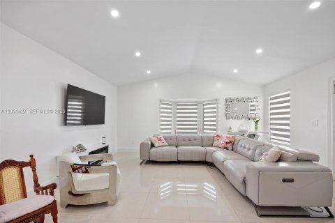 Villa ou maison à vendre à Miami, Floride: 3 chambres, 127.18 m2 № 2241429 - photo 4