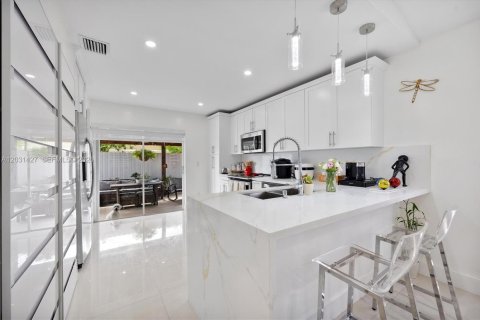 Villa ou maison à vendre à Miami, Floride: 3 chambres, 127.18 m2 № 2241429 - photo 13