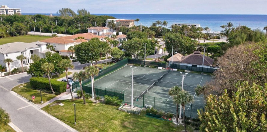Townhouse in Highland Beach, Florida 3 bedrooms, 204.94 sq.m. № 1100342