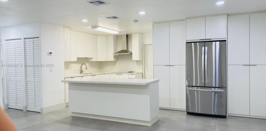 House in Fort Lauderdale, Florida 4 bedrooms, 136.38 sq.m. № 1748089