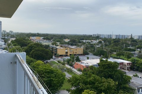 Купить кондоминиум в Норт-Майами, Флорида 2 спальни, 89.46м2, № 1984970 - фото 2