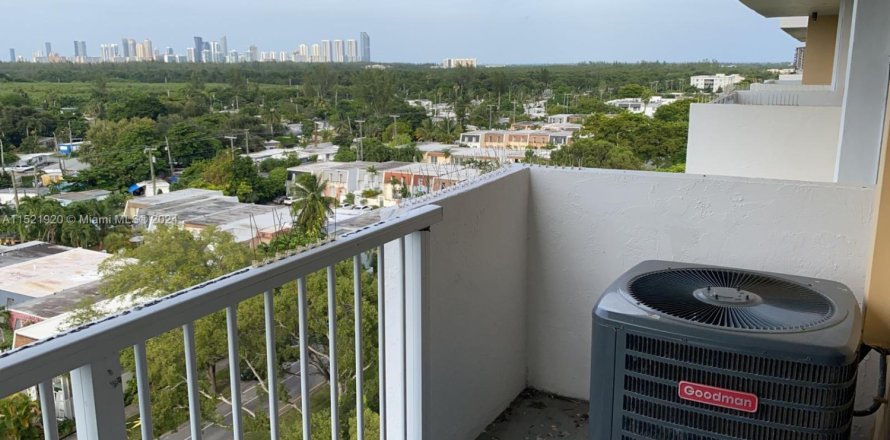 Кондоминиум с 2 спальнями в Норт-Майами, Флорида № 1984970