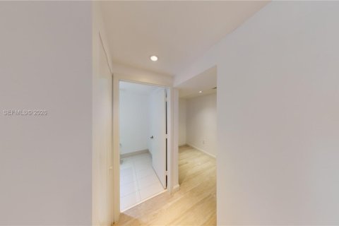 Condominio en alquiler en Miami, Florida, 1 dormitorio, 72.09 m2 № 2046830 - foto 16