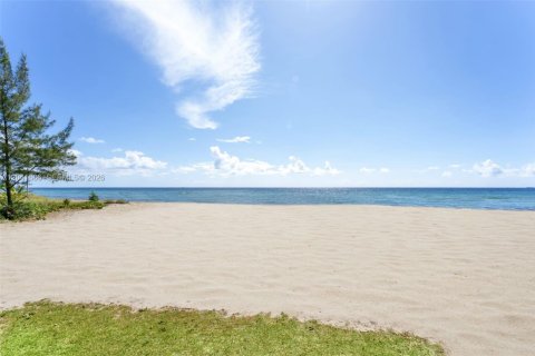 Casa en venta en Golden Beach, Florida, 7 dormitorios, 847.36 m2 № 2243060 - foto 18