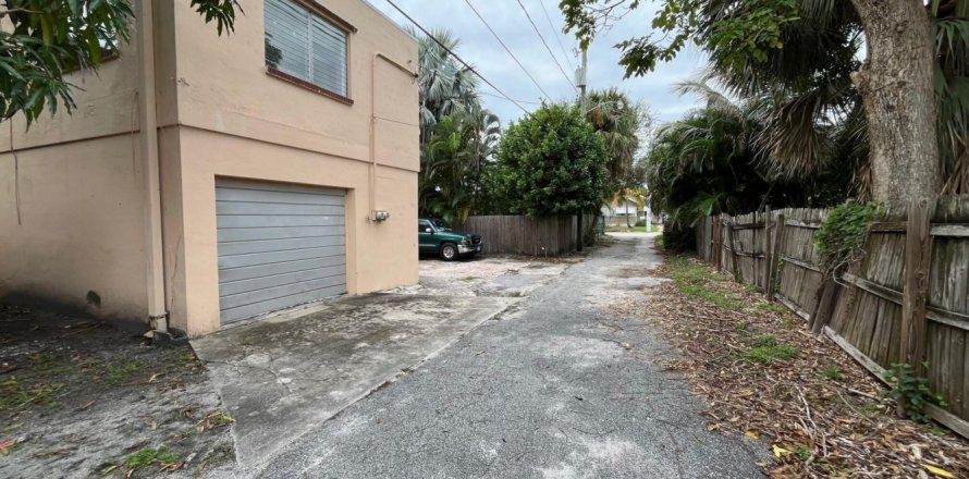 House in West Palm Beach, Florida 3 bedrooms, 208.19 sq.m. № 1079540