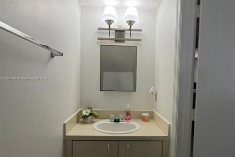 Copropriété à vendre à Miami, Floride: 2 chambres, 104.98 m2 № 2022849 - photo 4